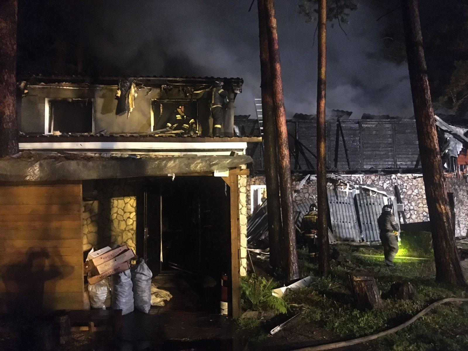 Фото МЧС опубликовало фото с места пожара ресторана Shalet в Новосибирске 3